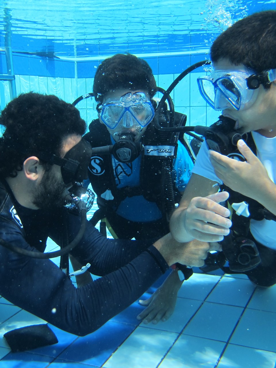 Image for RYA Courses. Instructor with his students under the water.